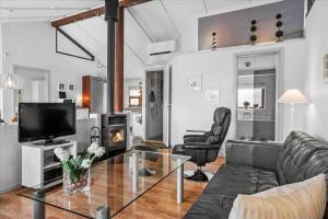 Una sala de estar con un sofá y un televisor. en FY231-Otterup-Strandparken-71, en Otterup