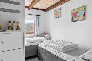 Un dormitorio con dos camas y una ventana en FY231-Otterup-Strandparken-71, en Otterup