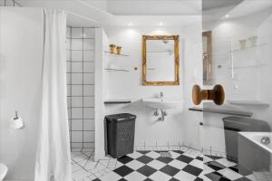 Un baño blanco con lavabo y espejo. en FY231-Otterup-Strandparken-71, en Otterup 14 fotos más