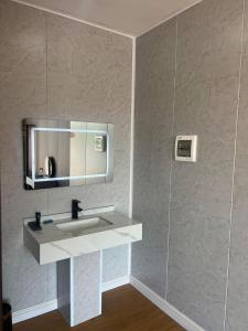 un bagno con lavandino e specchio di Romantic Resort MuangFuang a Muang Fuang Altre 34 foto