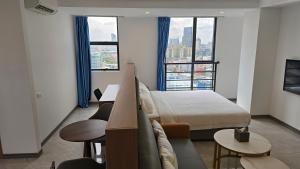 Una cama o camas en una habitación de TK GARDEN SUITEs