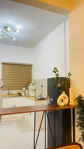 eine Küche mit einem Holztisch in einem Zimmer in der Unterkunft NAZS Homestay sungai petani in Sungai Petani