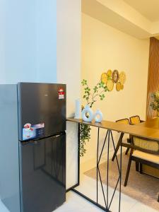 einen Kühlschrank und einen Tisch im Zimmer in der Unterkunft NAZS Homestay sungai petani in Sungai Petani