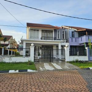 una casa con un cancello davanti di Skybird Homestay Desaru - Gated Guarded Community a Bandar Penawar