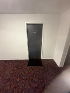 a door in the corner of a room with a carpet at Studio la mongie de 33m2 à 150 m des pistes in La Mongie