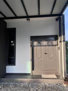 een wit gebouw met een grote garagedeur bij Ariyanie Roomstay 2 in Kuala Terengganu