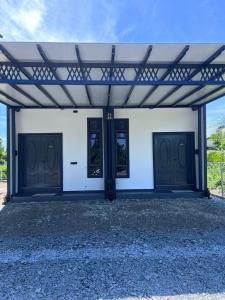 een wit gebouw met twee deuren bij Ariyanie Roomstay 2 in Kuala Terengganu
