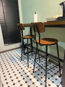 twee stoelen aan een tafel in een keuken bij Ariyanie Roomstay 2 in Kuala Terengganu