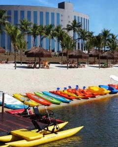 un groupe de kayaks est bordé sur la plage dans l'établissement Ap Barretos Park - O quarto mais luxuoso do hotel, à Barretos 16 autres photos