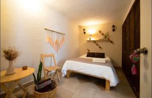 une chambre avec un lit, une table et un bureau dans l'établissement La Casita de Arte, à San Cristóbal de Las Casas 6 autres photos