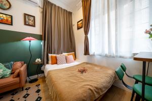 上海市にあるShanghai Hills& Well-time Nanyang Charm BnB close to West Nanjing Rd and line 2 Jing'an Templeのベッドと椅子と窓のある寝室
