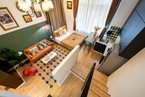 上海市にあるShanghai Hills& Well-time Nanyang Charm BnB close to West Nanjing Rd and line 2 Jing'an Templeのリビングルームの上から見える