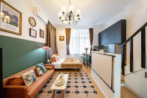 上海市にあるShanghai Hills& Well-time Nanyang Charm BnB close to West Nanjing Rd and line 2 Jing'an Templeのソファとテーブルのあるリビングルーム
