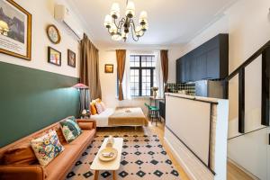 上海市にあるShanghai Hills& Well-time Nanyang Charm BnB close to West Nanjing Rd and line 2 Jing'an Templeのソファとテーブルのあるリビングルーム +22枚の写真