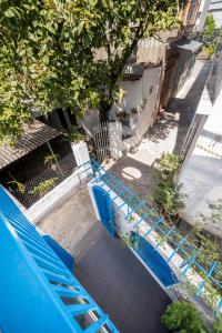 Una vista aérea de una piscina con sillas azules. en La Holly Home, en Hue