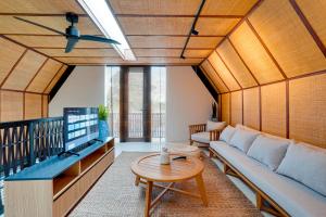 Μια τηλεόραση ή/και κέντρο ψυχαγωγίας στο Luxury 4BR Villa Pasisi 12 Canggu