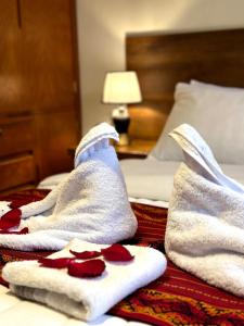 Una habitación de hotel con toallas en una cama. en Hostel Tupac Yupanqui House, en Cusco