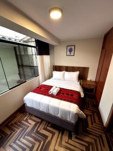 Un dormitorio con una cama en una habitación con ventana. en Hostel Tupac Yupanqui House, en Cusco 53 fotos más