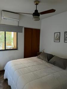 Ένα ή περισσότερα κρεβάτια σε δωμάτιο στο Departamento céntrico