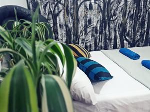 ein Schlafzimmer mit 2 Betten mit Kissen und einer Pflanze in der Unterkunft Adams Green View Cottage in Ella + 11 Fotos