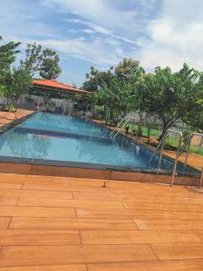 une grande piscine avec une fontaine à eau dans l'établissement Sivarama gaeden resort 5 star stay & swimming pool room no 5 bheemunipatbam beach road to dorathota road, à Bhīmunipatnam