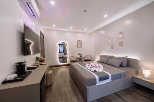 カットバ島にあるCatba SunWoo Homestay & Hotelの大きなベッドと机のある寝室