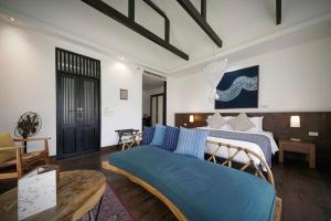 ein Schlafzimmer mit einem Bett und einer Couch darin in der Unterkunft Baan Saen Fang Chiang Mai in Chiang Mai + 98 Fotos