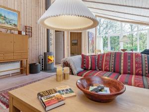 Ruang duduk di 6 person holiday home in Læsø-By Traum