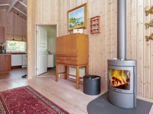 Dapur atau dapur kecil di 6 person holiday home in Læsø-By Traum