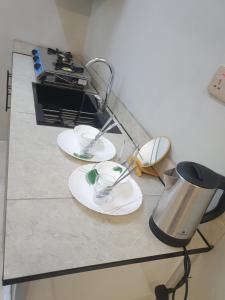 Příslušenství pro přípravu čaje a kávy v ubytování Al Buraq Economic Apartments