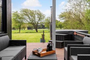 un patio con sillas, una mesa y una parrilla en LF112-Vestervig-Ingeborgs-Alle-12, en Vestervig