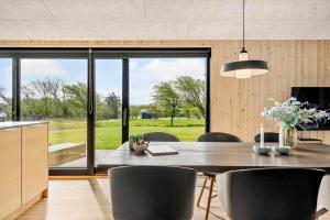 Una cocina y un comedor con mesa y sillas. en LF112-Vestervig-Ingeborgs-Alle-12, en Vestervig