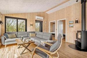 Una sala de estar con un sofá y una chimenea. en LF112-Vestervig-Ingeborgs-Alle-12, en Vestervig