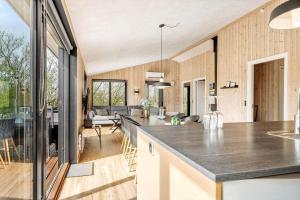 Una cocina abierta y una sala de estar en una casa en LF112-Vestervig-Ingeborgs-Alle-12, en Vestervig 21 fotos más