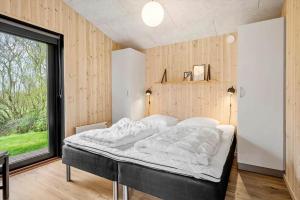 Un dormitorio con una cama grande y una ventana en LF112-Vestervig-Ingeborgs-Alle-12, en Vestervig