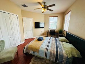 a bedroom with a bed and a ceiling fan at The Miami Lakes Pool House in Miami Lakes