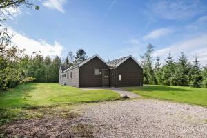 a home with a large yard with a house at LF16184-Logstor-Agnethesvej-26 in Løgsted