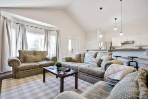 un salon avec deux canapés et une table dans l'établissement Spacious 4Bdrm Home | Patio, BBQ, Walk to Lake, à Fenelon Falls