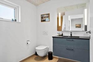 un bagno con un water, un lavandino e una finestra di LF12744-Ejsingholm-Kildebakken-44 a Ejsingholm Altre 20 foto