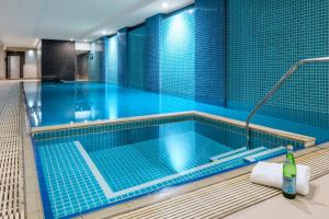 Bazén v ubytování Oaks Glenelg Plaza Pier Suites nebo v jeho okolí