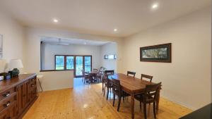 Χώρος καθιστικού στο Spacious 3BR Katoomba Cottage King Bed, Fireplace, Child & Pet Friendly & Large Fully Fenced Backyard +30 φωτογραφίες