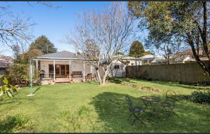 Κήπος έξω από το Spacious 3BR Katoomba Cottage King Bed, Fireplace, Child & Pet Friendly & Large Fully Fenced Backyard