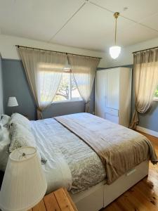 Ένα ή περισσότερα κρεβάτια σε δωμάτιο στο Spacious 3BR Katoomba Cottage King Bed, Fireplace, Child & Pet Friendly & Large Fully Fenced Backyard