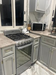 a kitchen with a stove and a microwave at Casa Tequila Club in Arandas