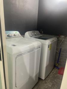 a washing machine and a washer in a room at Casa Tequila Club in Arandas