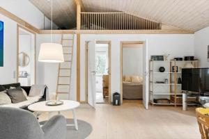 een woonkamer met een bank en een hoogslaper bij LF10318-Hurup-Thy-Sortmejsevej-2 in Sønder Ydby