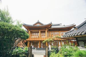 an asian style building with a roof at Laon Hanok Gguljam in Jeonju