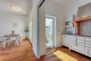 Η κουζίνα ή μικρή κουζίνα στο The Perfect View Penthouse Design Apt. - Happy Rentals