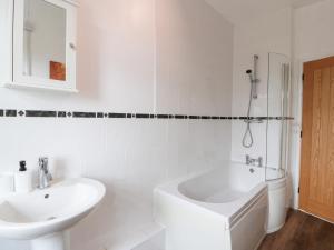 Koupelna v ubytování Charlies Cottage + 23 fotografií