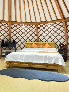 ErdenetSky camp的蒙古包里有一张床的卧室